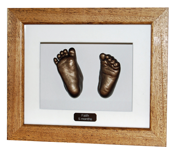Pair of Feet Casts - Bronze finish - Natural waxed frame
